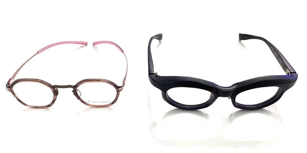 スペックエスパスとFACTORY900のメガネフレームが横並びに並んでいる